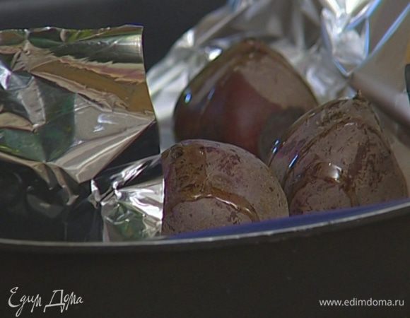 Свеклу промыть, завернуть в фольгу и запекать примерно 30–40 минут, пока она не станет мягкой (время запекания зависит от размера свеклы).