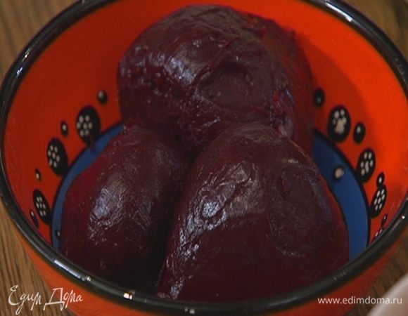 Остудить свеклу до комнатной температуры, почистить и порезать кубиками.