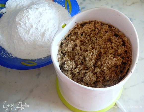 Миндаль обжарить на сухой сковороде в течение 6-7 минут. Измельчить в муку. Добавить сахарную пудру.