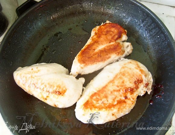 Куриные грудки обжарить до золотистого цвета на растительном масле. Переложить на тарелку. 