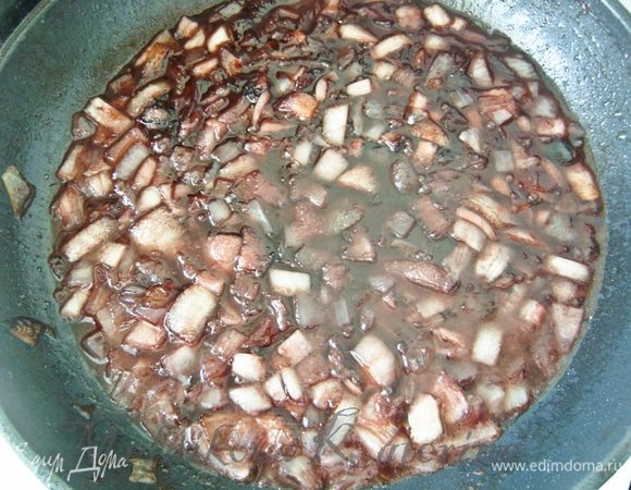 Добавить на сковороду сливочное масло. Пассеровать нарезанный кубиками лук до золотистого цвета. Добавить вино и тушить 5 минут. 