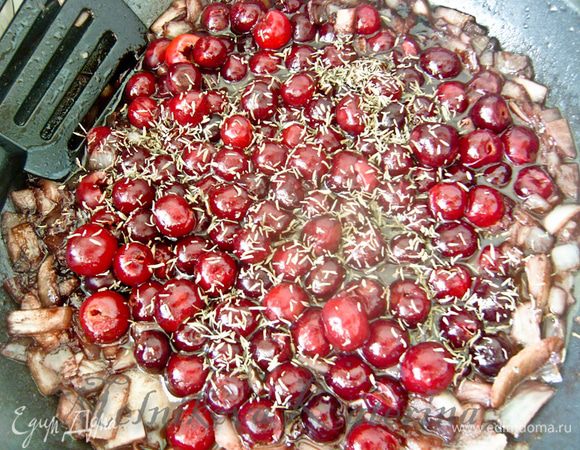 К луку добавить вишню, тимьян, соль, перец, сахар, бульон/воду и тушить еще 5-7 минут. 