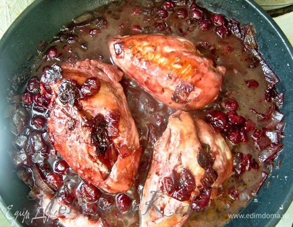 К соусу выложить куриные грудки, накрыть крышкой и тушить примерно 1 час на медленном огне, переворачивая каждые 20 минут. 