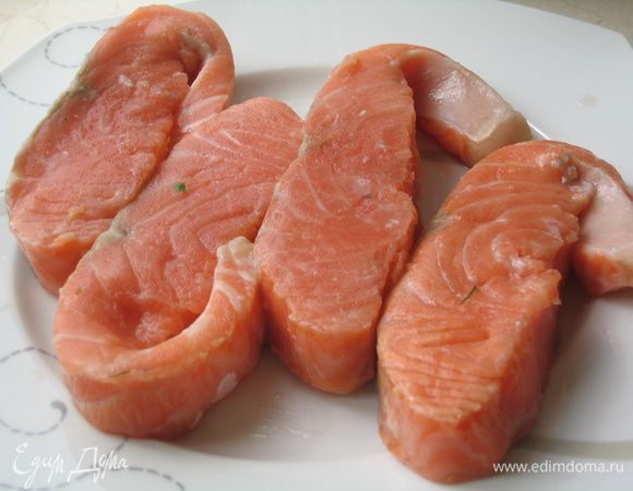 Подготовить стейки семги - разделить пополам (получится 4 кусочка), вынуть косточки, удалить кожу, посолить и поперчить