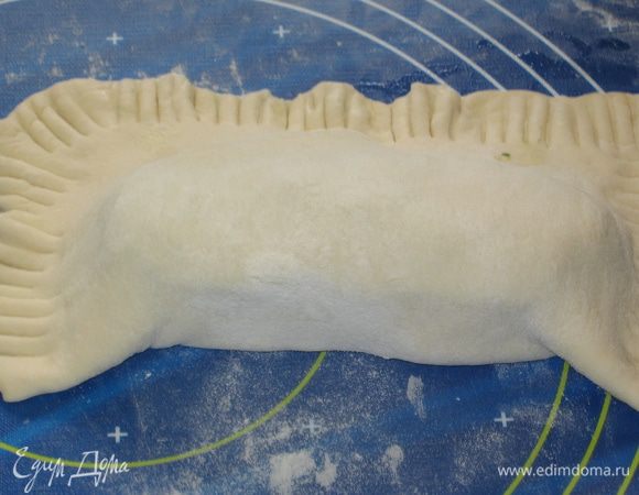 Завернуть вторую половинку теста в виде конверта и скрепить края