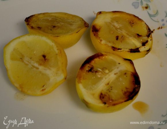 Подготовить гриль, разогрев его.
Выложить порезанные лимоны на гриль и примерно 5 мин. грилить.
Снимем с огня.