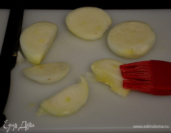 Затем смажем наш весь порезанный лук олив.маслом кисточкой с обеих сторон. И выложим также на гриль. Также 5 мин. грилим.