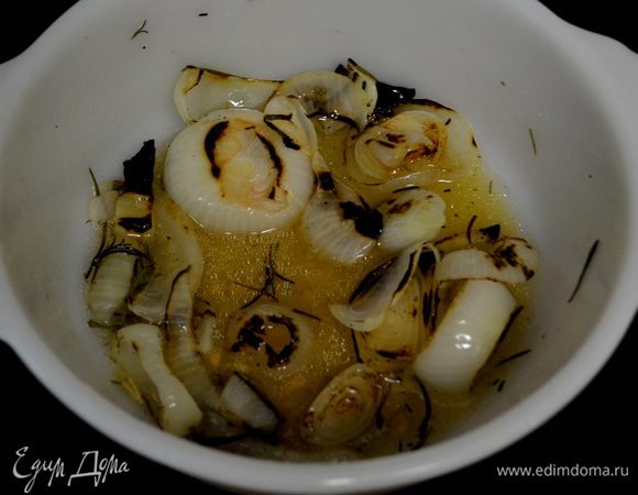 После наши веточки розмарина на гриль примерно на 20 сек.
Подготовим наш луковый соус,выжмем сок 2х лимонов,затем снимем с веточки весь розмарин, лук с гриля, посолим и поперчим, добавим олив.масло, все перемешаем.