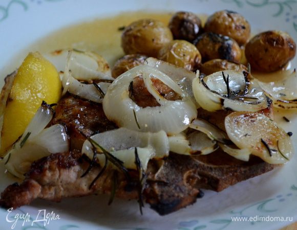 Подавать с каждое отбивное с луковым соусом лимонным и лимоном с гриля, порезанным на части.