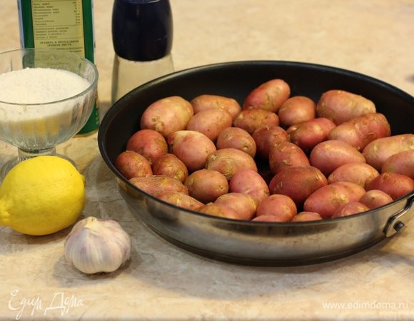 Для того, чтобы быстро приготовить картофель, мы используем для варки сковороду. 