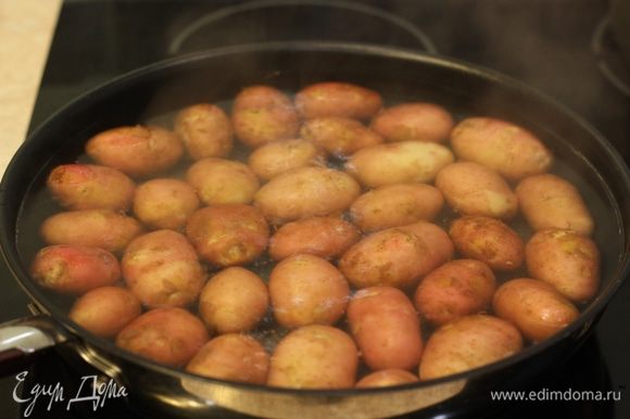 Промойте хорошо картофель, порежьте картофель на кусочки толщиной не более 2 сантиметров. Выложите в один слой в сковороду, залейте кипятком и варите около 10 минут на сильном огне.