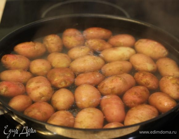 Промойте хорошо картофель, порежьте картофель на кусочки толщиной не более 2 сантиметров.
Выложите в один слой в сковороду, залейте кипятком и варите около 10 минут на сильном огне.