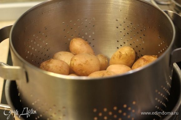 Чтобы картофель получился мягким и нежным внутри и имел хрустящую корочку, его обязательно надо немного обсушить.