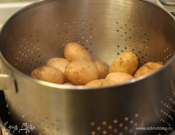 Чтобы картофель получился мягким и нежным внутри и имел хрустящую корочку, его обязательно надо немного обсушить.