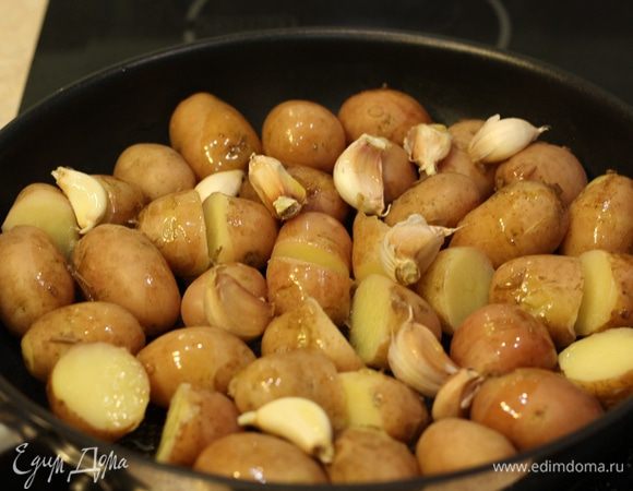 Если у вас будут целые клубни, их желательно слегка раздавить, чтобы масло и другие соки попали внутрь. Ведь мы готовим быстро ))).
Вылейте масло на сковороду, выложите обратно картофель, посолите, поперчите, положите нечищенные зубчики чеснока, положите веточки розмарина, смазанные оливковым маслом. Обжаривайте на сильном огне в течение 10-15 минут - до образования хрустящей корочки. Полейте сверху соком лимона. Не забудьте размешивать и переворачивать картофель.