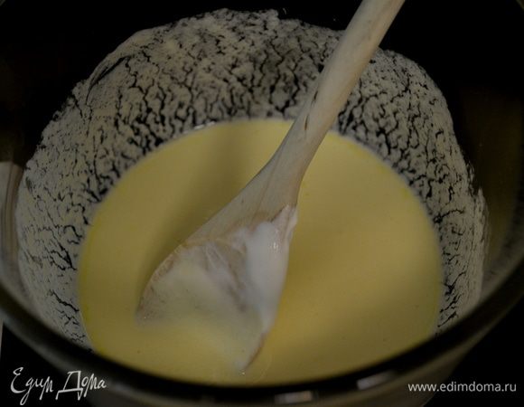 Взбить яйцо с йогуртом в отдельной миске.