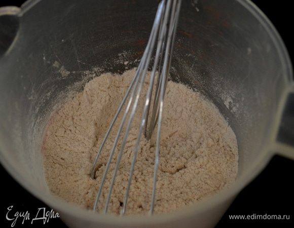 В другой посуде  смешать муку и разрыхлитель,пищев.соду,корицу и сахар.