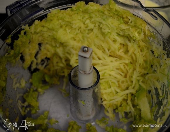 На терке или в фудпроцессоре протереть яблоки.