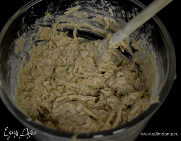 Смешать все это вместе: яблоки,муку и яйцо с йоргутом.