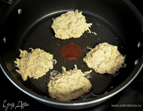 На горячую сковороду с раст.маслом выкладываем по полной стол.л теста,жарим с двух сторон как схватятся наши латкесы. 