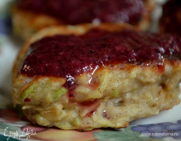 Подаем с кленовым сиропом или вашим любимым джемом,вареньем. Присыплем по желанию сах.пудрой.
Я подала с ягодным соусом .