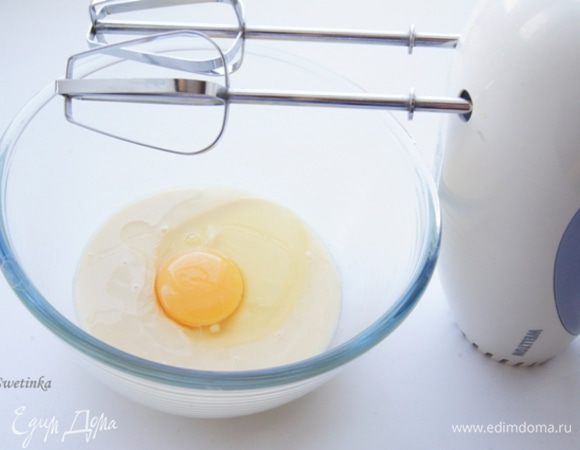 Сгущенное молоко соединяем с яйцом, можно и просто вилочкой, миксер необязателен в этом рецепте.