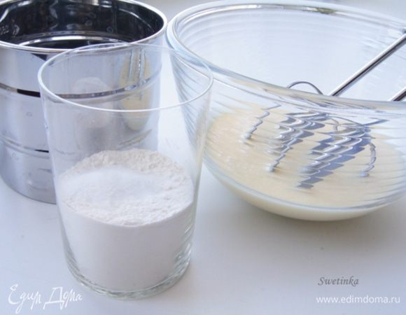 Соединяем сухие ингредиенты - просеянную муку, соду и ванилин. В несколько приемов вмешиваем в "мокрые" ингры.