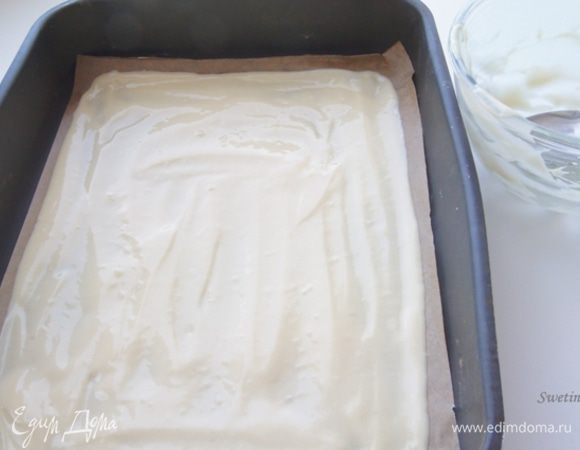 Далее готовим лист пергамента 25х35 и распределяем по нему бисквитную массу. Выпекаем в духовке 10 минут, ну, максимум 12. Главное, не передержать, засохнет и не свернется!