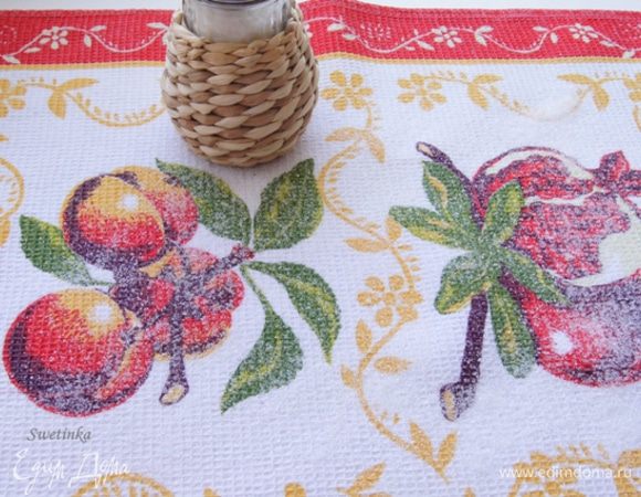 Рулет выпекается при 180 градусах, а Вы тем временем разложите кухонное полотенце и посыпьте его сахаром.