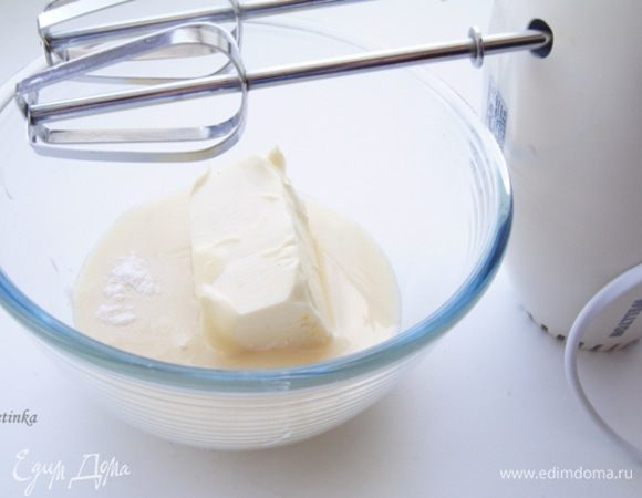 И скоренько готовьте легкий ароматный ванильный крем. Соедините сгущенку со сливочным маслом и ванилином, взбивайте до однородного состояния и убирайте в холодильник.