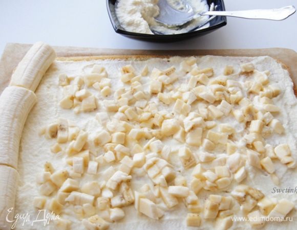 Выкладываем на край цельные бананы и по всему периметру резаные...