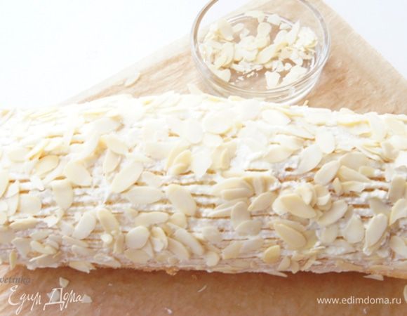 Ловким движением руки сворачиваем, смазываем оставшимся кремом, присыпаем миндальными лепестками и ВСЁ!!! 