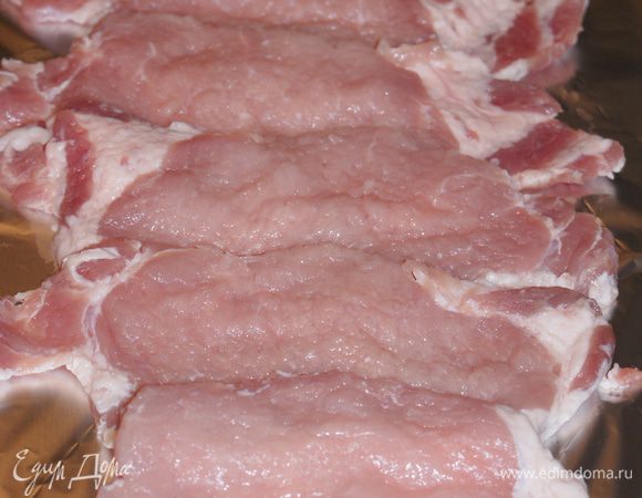 Мясо выложить на фольгу в нахлест.