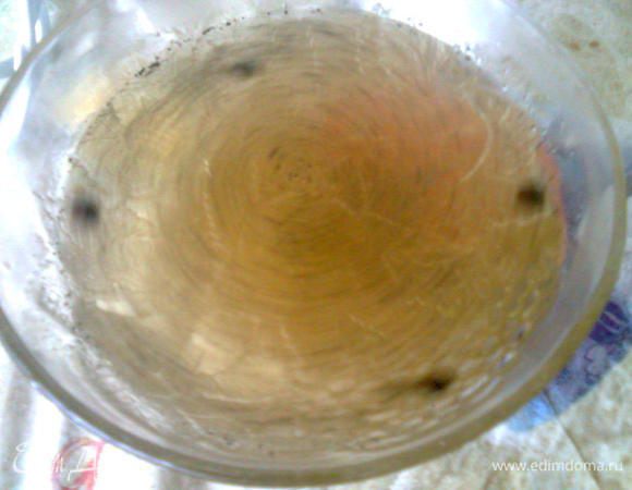 Влить в кастрюлю воду, добавить уксус, соль, сахар, мед и перец. 