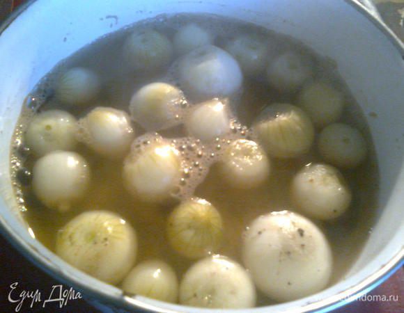 Опустить луковички в маринад и дать покипеть на небольшом огне. Лук должен стать прозрачным. 