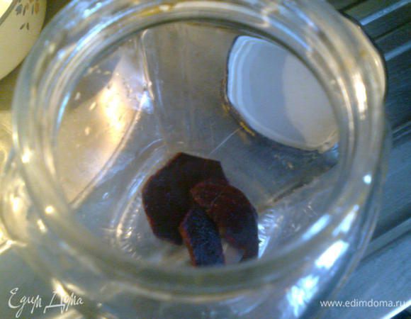 На дно банки уложить нарезанную на крупные кусочки свеклу. 