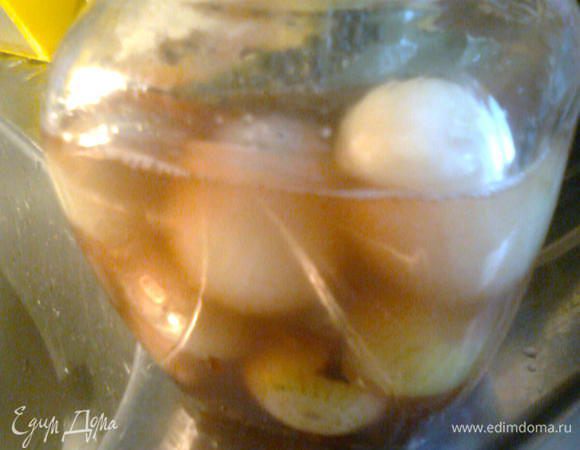 Разложить луковички в банки, чередуя с лавровым листом, тимьяном и розмарином. Залить маринадом и плотно закрыть. Поставить в холодное место.<br />
Маринад для лука с уксусом, сахаром и пряными травами придаст закуске приятный пряно–сладковатый вкус. 