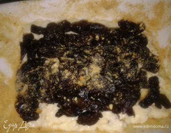 на тесто выложить чернослив