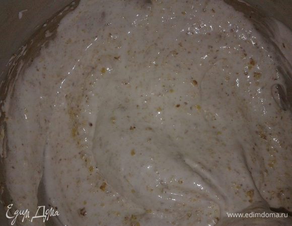 белки взбить с сахаром до пиков,осторожно добавить молотые орехи,перемешать