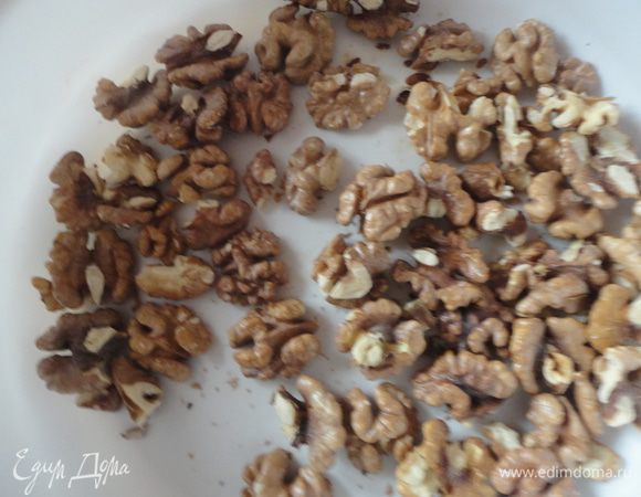 Грецкие орехи подсушить в микроволновке 2 минуты.