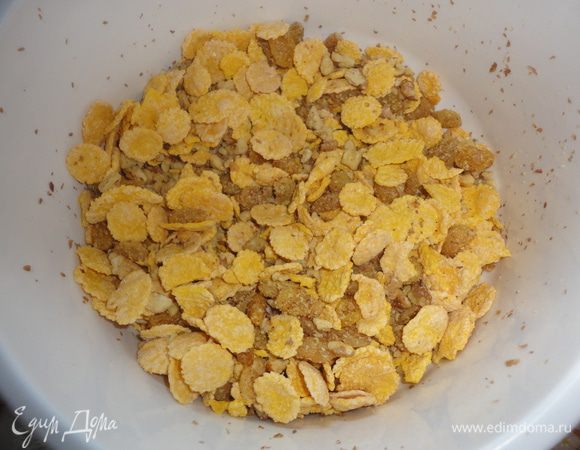 Изюм смешать с кукурузными хлопьями.