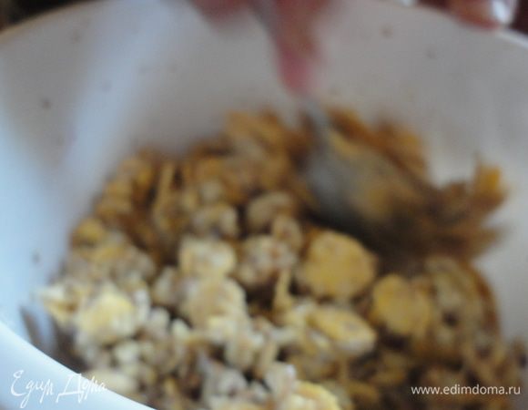 Грецкие орехи мелко раскрошить, соединить с хлопьями и изюмом, добавить 200 г сгущенного молока с сахаром.