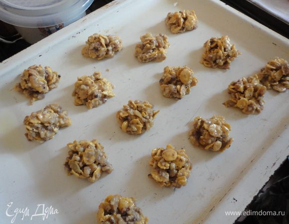 С помощью двух десертных ложек выложить на смазанный растительным маслом противень печенюшки.
Выпекать при 180 градусов 10 - 12 минут.