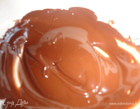 Шоколад растопить на водяной бане.