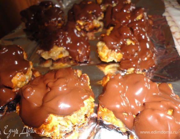 Дать печенью остыть , полить растопленным шоколадом, поставить на не которое время в холодильник.