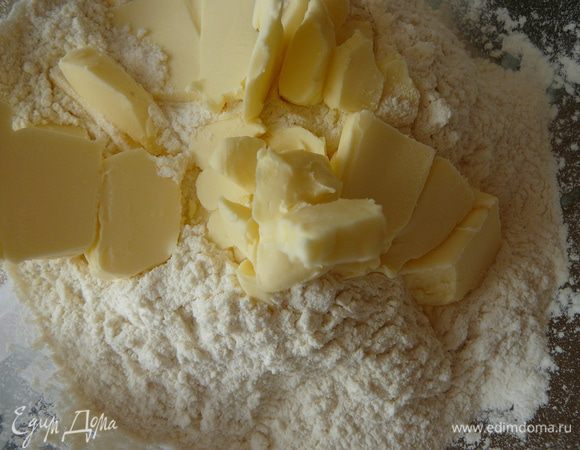 Муку просеять,смешать муку с солью. Холодное сливочное масло нарезать мелко и перетереть с мукой в крошку.