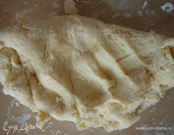 Добавить в мучную крошку холодную воду и замесить тесто. Тесто завернуть в пищевую пленку и отправить в холодильник на 1 час. Тесто в холодильнике можно хранить до 2 дней.