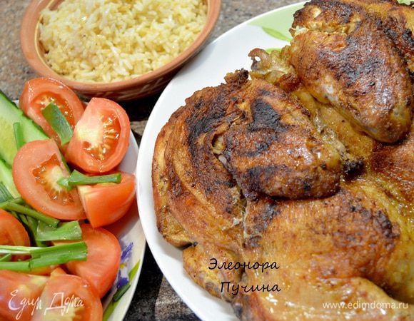 Готовим цыплёнка табака...)
Курицу помыть,надрезать вдоль брюшка,развернуть,надрезала вдоль грудки,ножки в хрящах, чтобы была плоской,натереть специями для курицы,чесночком,.за 20мин.до выключения, добавила листья тимьяна.Жарить под прессом с каждой стороны по 20 мин. до готовности и образования вкусной корочки.Подала с рисом и овощами.