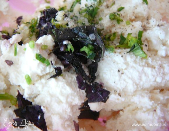 Творог смешать с рубленным чесноком, мелко рубленной зеленью базилика, укропа, петрушки.