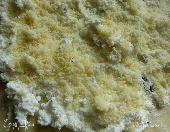 Присыпать половиной тертого сыра.